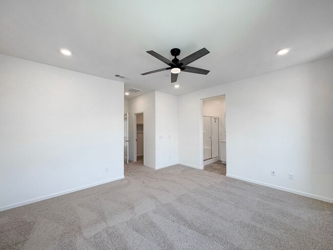 Building Photo - Beautiful 3B/2.5BA Townhome in Vista for R...