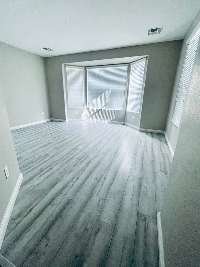 Building Photo - AMAZING SINGLE STORY HOME IN “AGE RESTRICT...