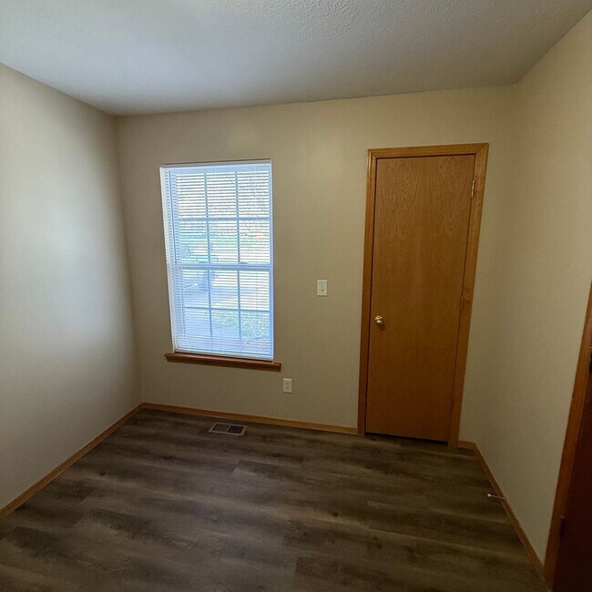 Building Photo - Updated 3 bedroom 2 bathroom home in Clever