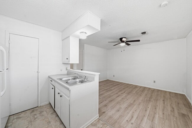 Building Photo - 204 W Lampasas St