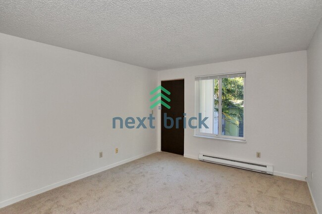 Building Photo - 2 Bed and 1 Bath Bellevue Condo is Availab...