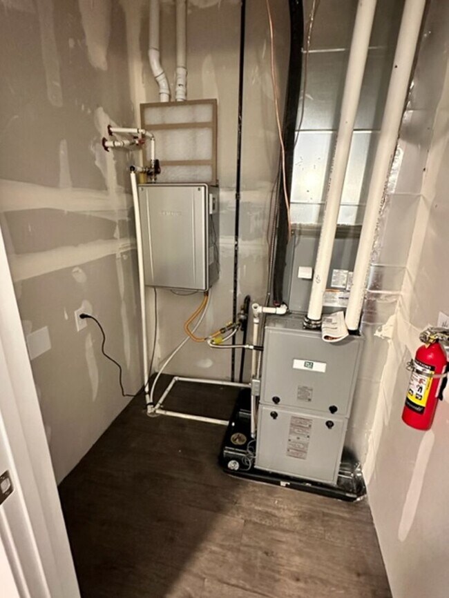 Building Photo - Gorgeous Condo!