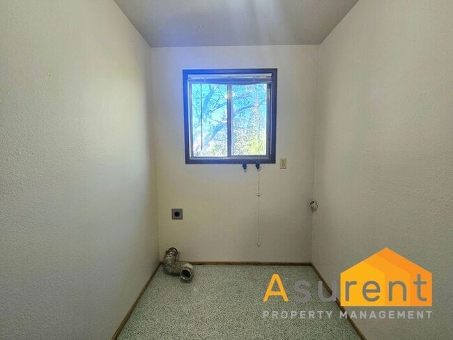 Building Photo - Charming 2-Bedroom 4-plex in Prime Ashland Location Available Now!