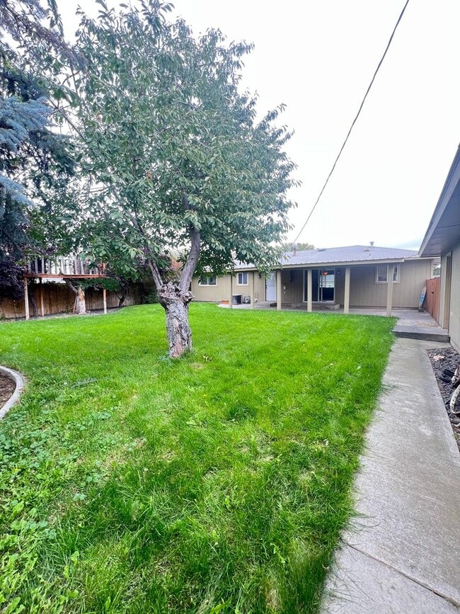 Building Photo - 3 Bedroom home in desirable neighborhood!