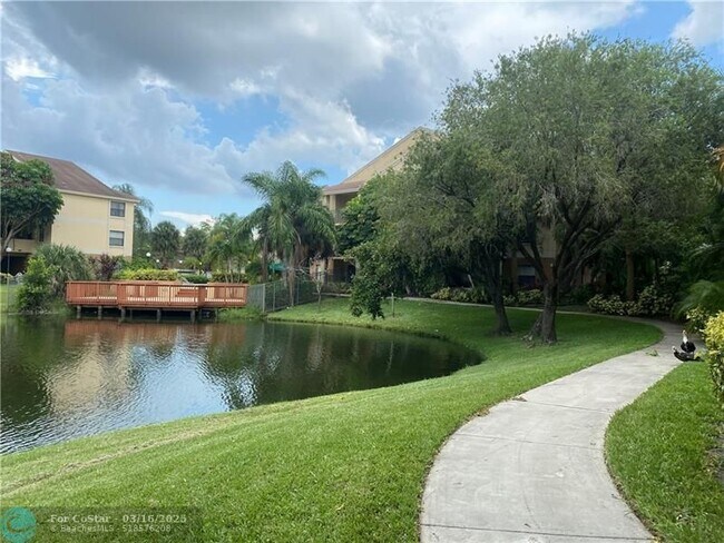 Building Photo - 9999 Summerbreeze Dr