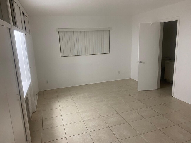 Building Photo - 4328 SW 6th St