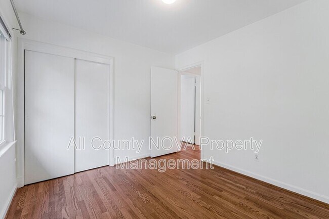 Building Photo - 3160 Ravenwood Dr