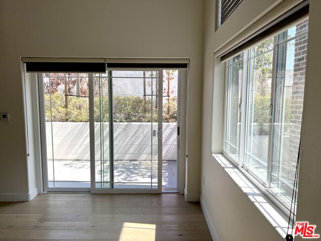 Building Photo - 5019 W Maplewood Ave