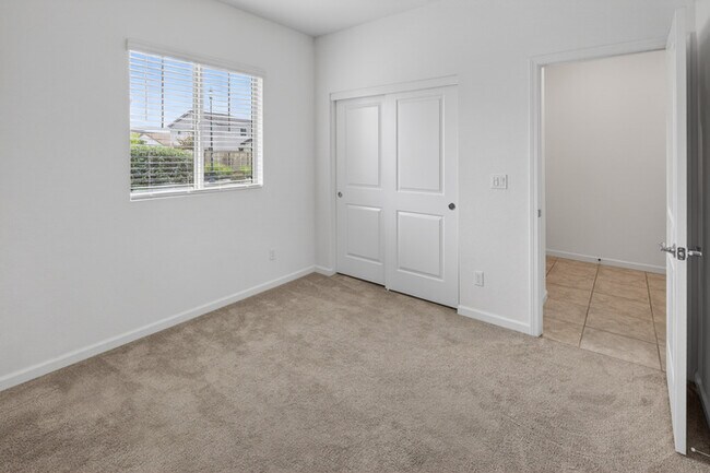 Building Photo - Gorgeous West Roseville Solar Home
