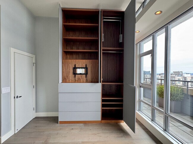 Building Photo - Gallery Penthouse Condo ~ Belltown