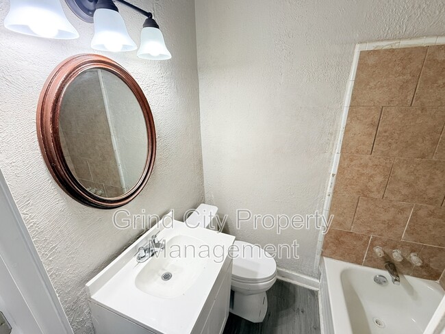 Building Photo - 997 S Willett St