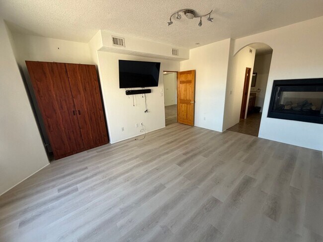 Building Photo - 3-Bedroom House!