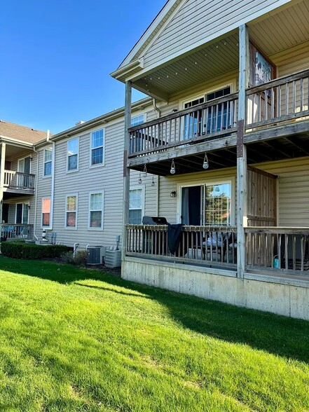 Building Photo - 295 Victoria Dr