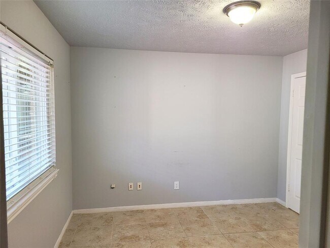 Building Photo - 15030 Vistamont Dr