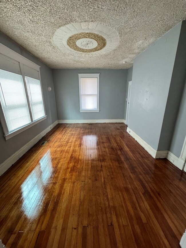 Building Photo - 5 bed 2 bath, central all electric HVAC, laundry, fenced yard house!