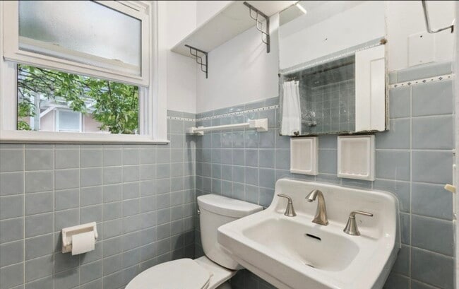 Building Photo - 506 W Oakland Ave