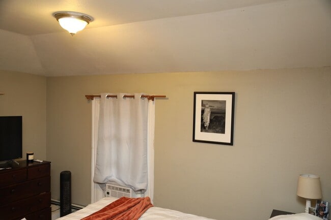 Building Photo - 3 Bedroom with Laundry and Off Street Park...