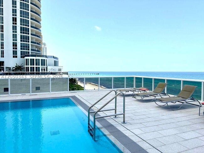 Building Photo - 15901 Collins Ave