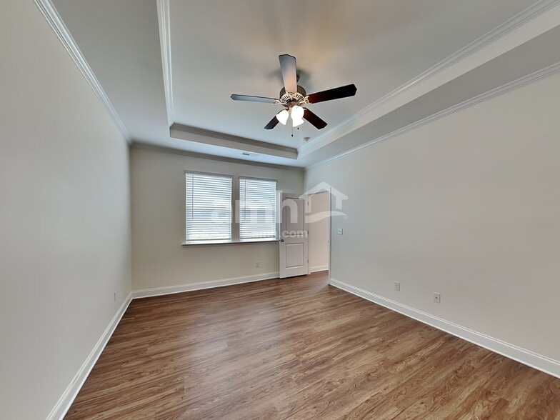 Building Photo - 4911 Trayton Ave