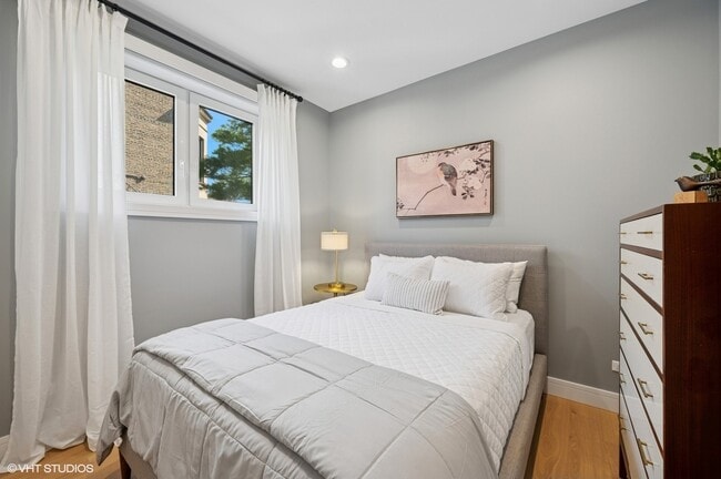 Building Photo - 4932 N Kenmore Ave