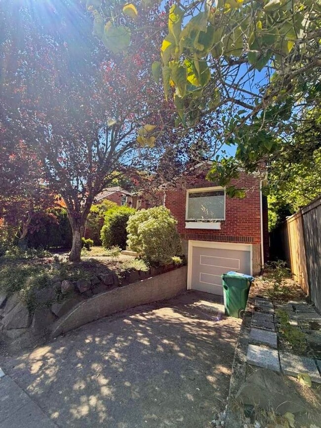 Building Photo - Stylish 3-Bed, 2-Bath Home in the Heart of...