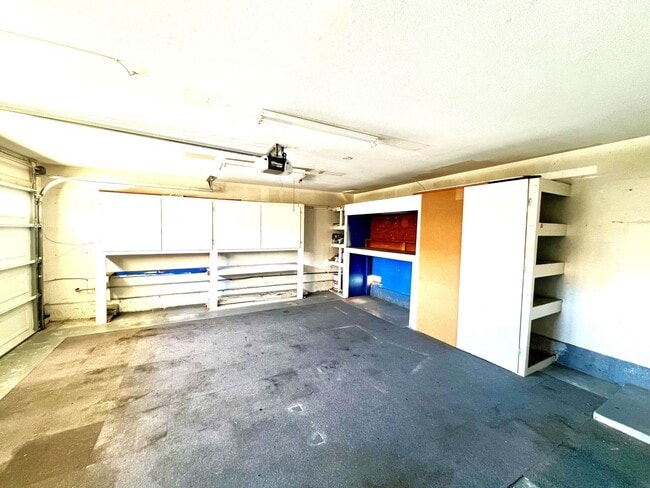 Building Photo - Beautiful 4 Bedroom, 2.5 Bath Single Famil...
