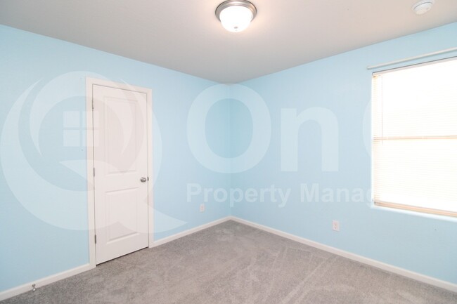 Building Photo - 822 N Navajo Ln