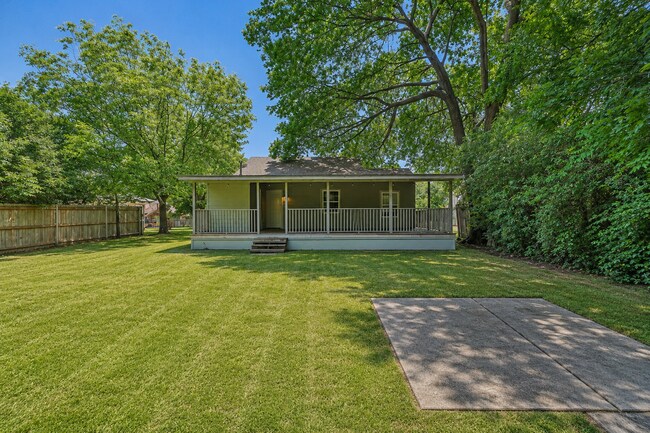 Building Photo - Updated 2 Bedroom Rental with Large Backyard