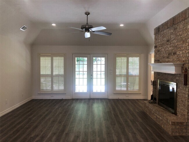 Building Photo - 135 Lakeside Dr