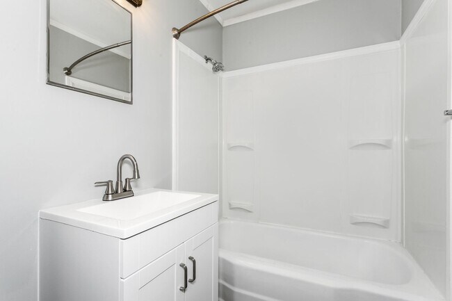 Building Photo - Newly Remodeled 2 Bedroom Home