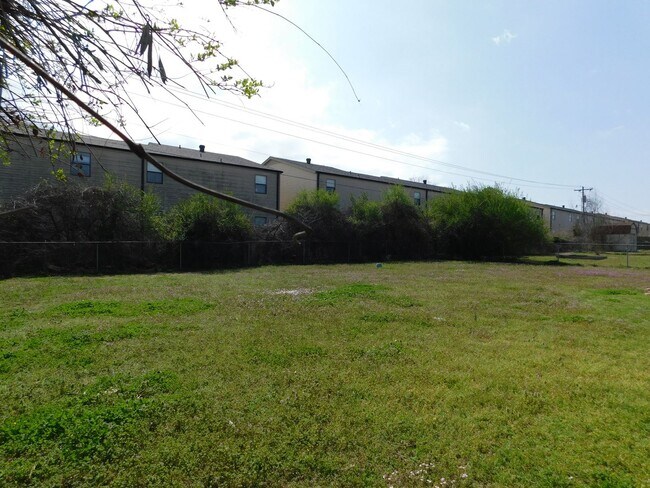 Building Photo - Charming 3 Bedroom 2 Bath House