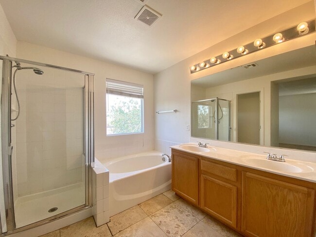 Building Photo - Nice two-story single family house with 3 bedrooms and 2 baths