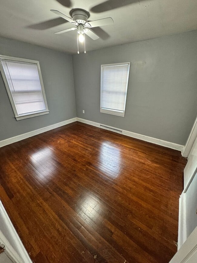 Building Photo - 4 bed 2 bath house in Petersburg