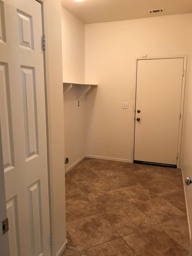 Building Photo - 3 BEDROOM VICTORVILLE HOME IN SPRING VALLE...
