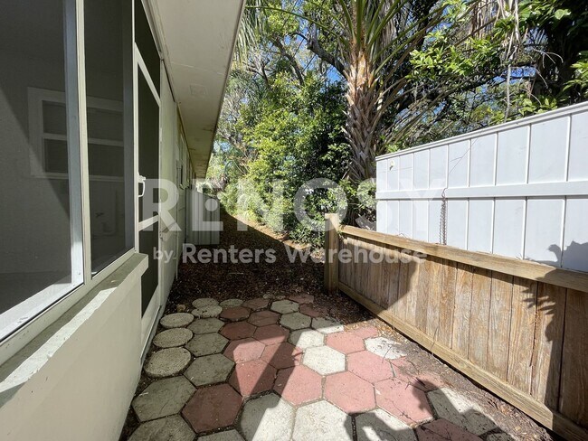 Building Photo - Freshly Renovated 2 Bed/1 Bath Apartment in Clearwater
