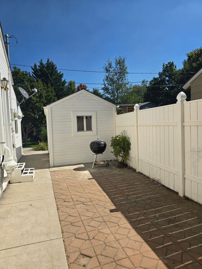 Building Photo - 652 Arbutus St