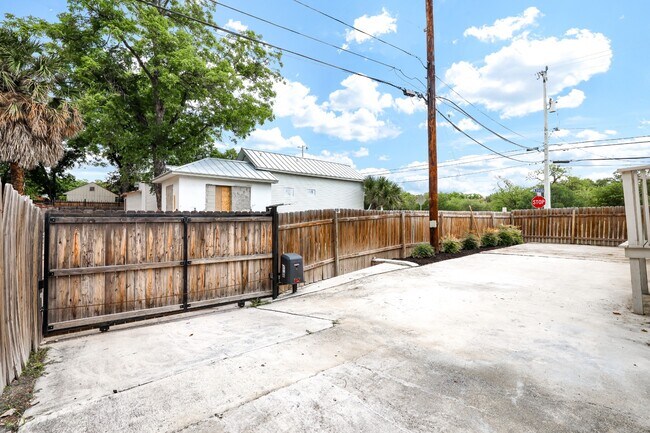 Building Photo - 2219 N Flores St