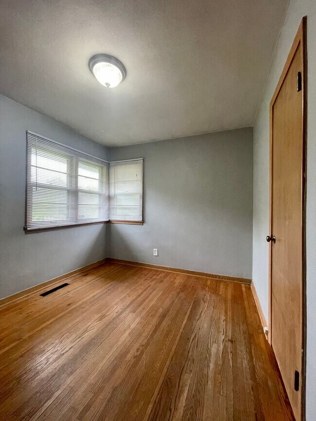 Building Photo - Amazing 3 bedroom house in Maplewood.