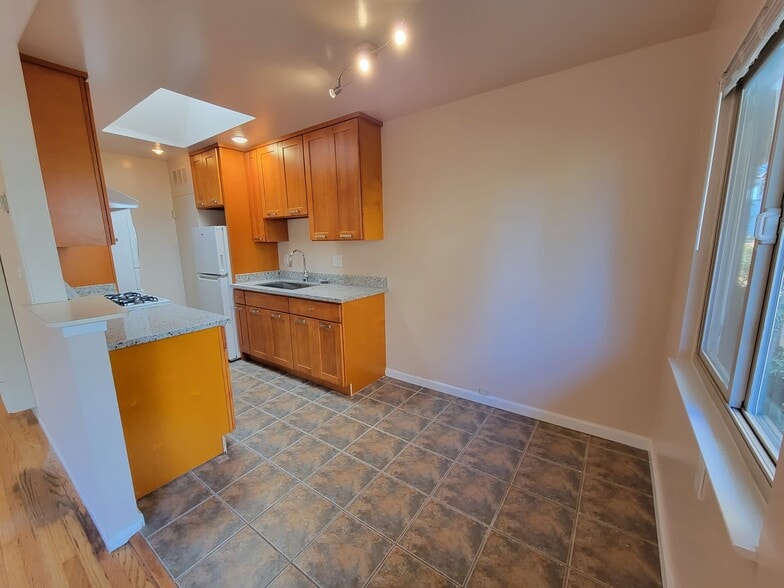 Dining area - 2227 Roosevelt Ave