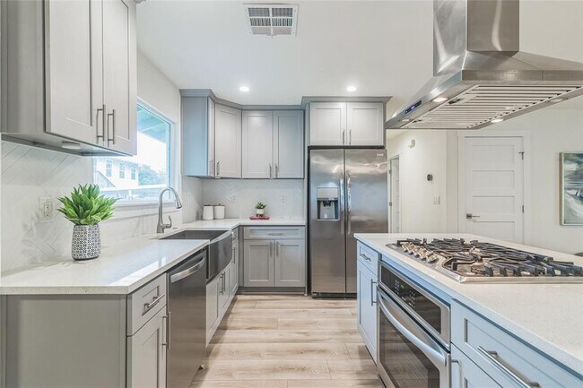 Building Photo - 1502 Villanova Dr