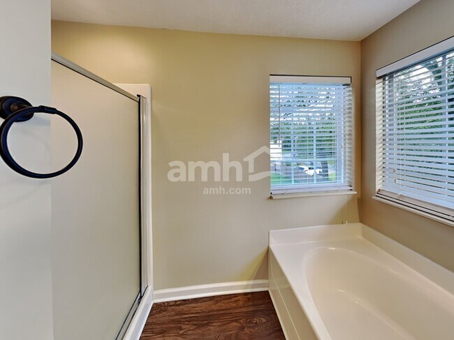 Building Photo - 102 Fairgrove Cir