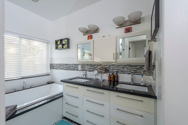 Building Photo - 4719 Coronado Ave