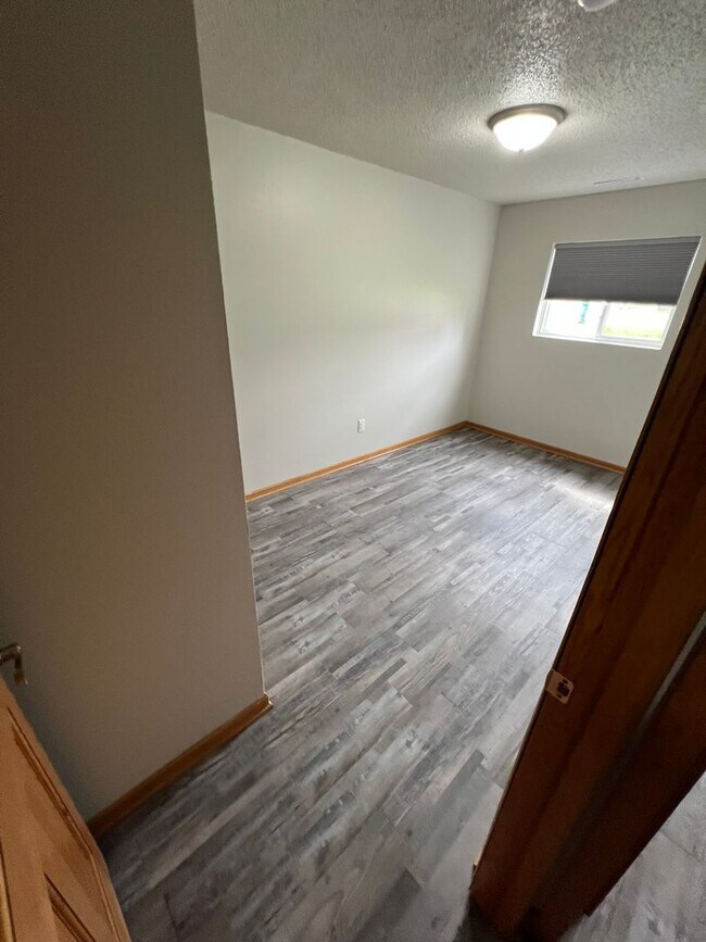 Building Photo - Garden-level 3 bedroom unit close to Sawyer Elementary