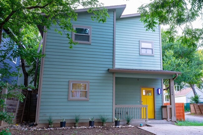 Building Photo - 2208 E 9th St