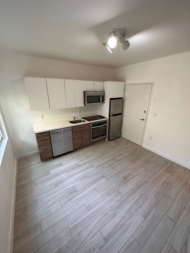 Building Photo - BRAND NEW 1BD APT IN THE HEART OF ART DECO