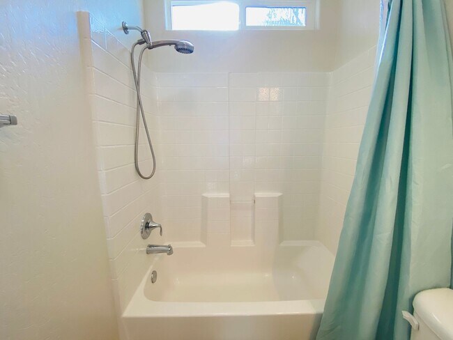 Building Photo - $2,250 International & Chestnut 3 Bed - N....