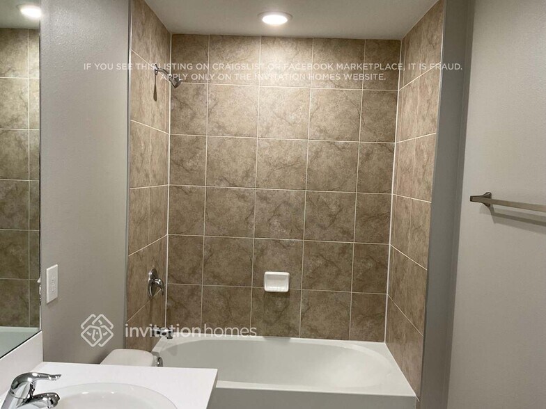 Building Photo - 761 Airoso Rd SE