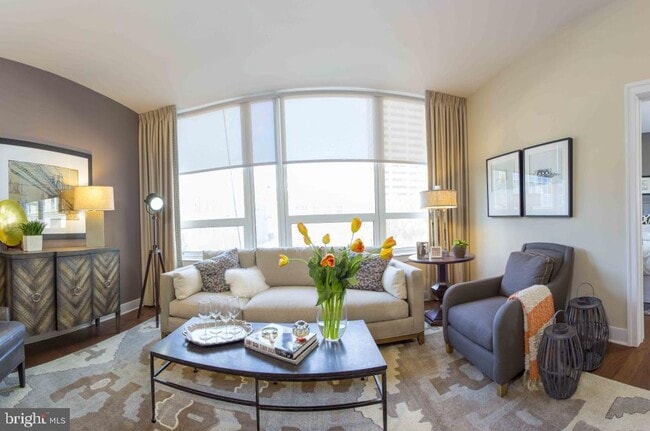 Building Photo - 2000-24-1924 Arch St