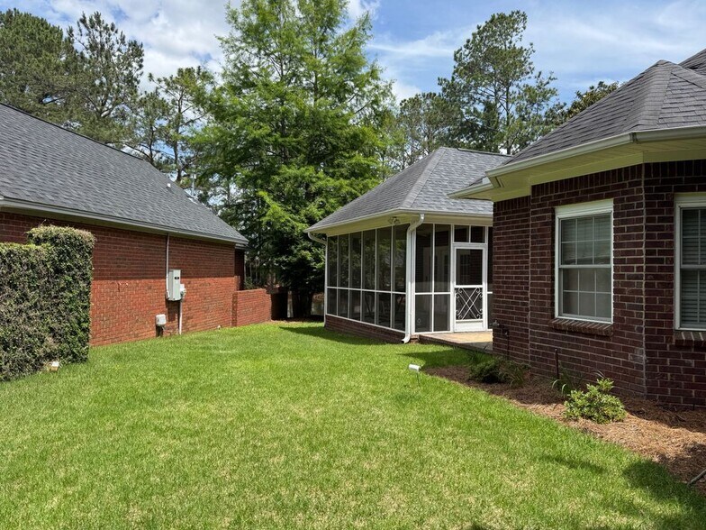 Building Photo - 895 W Glouchester Dr