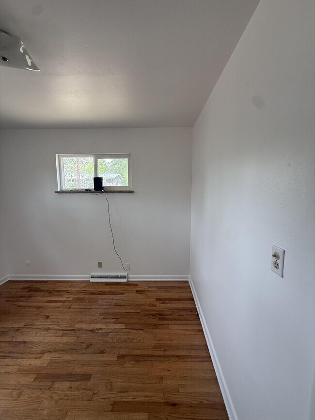 Building Photo - Charming Home Available Now!